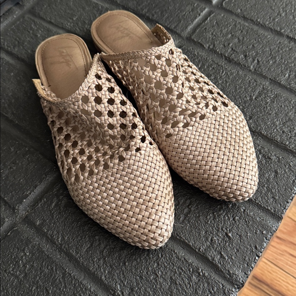 Anthropologie - Latigo Woven Leather Mule in Beige/Taupe